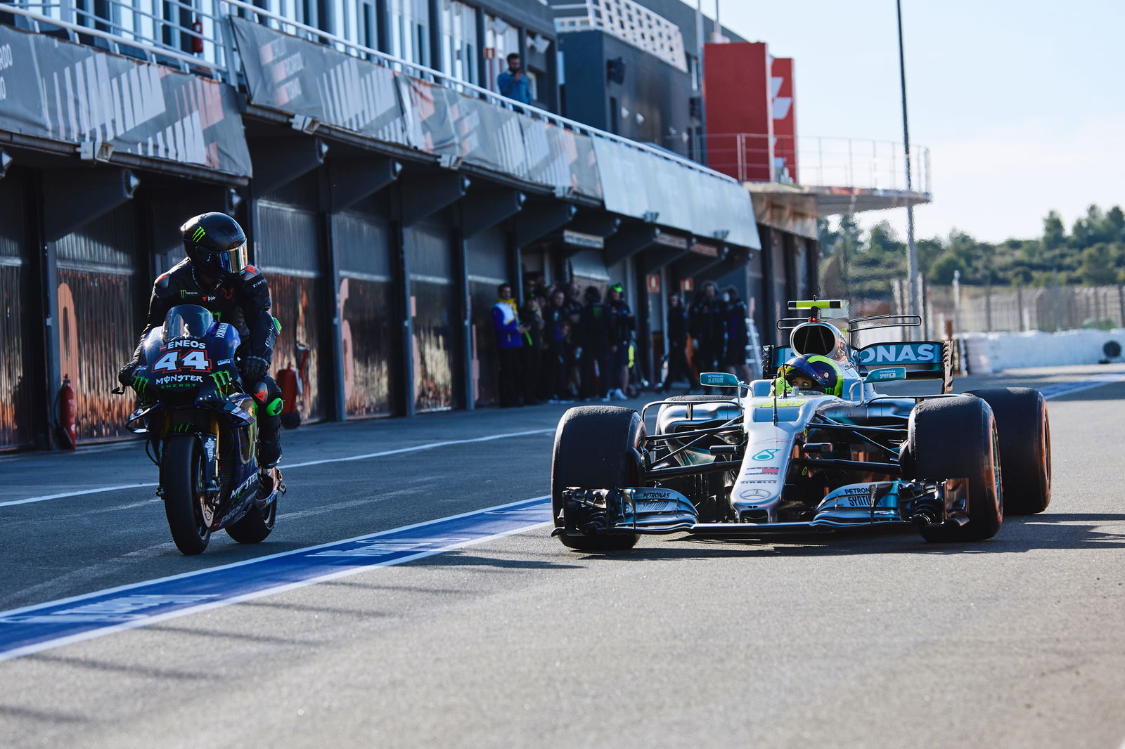 Opini: MotoGP Harus Merangkul Superstar F1 Hamilton Jika Akuisisi KTM Terjadi